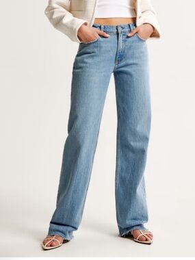 Abercrombie Low Rise Baggie in Medium wash size 30 Short
